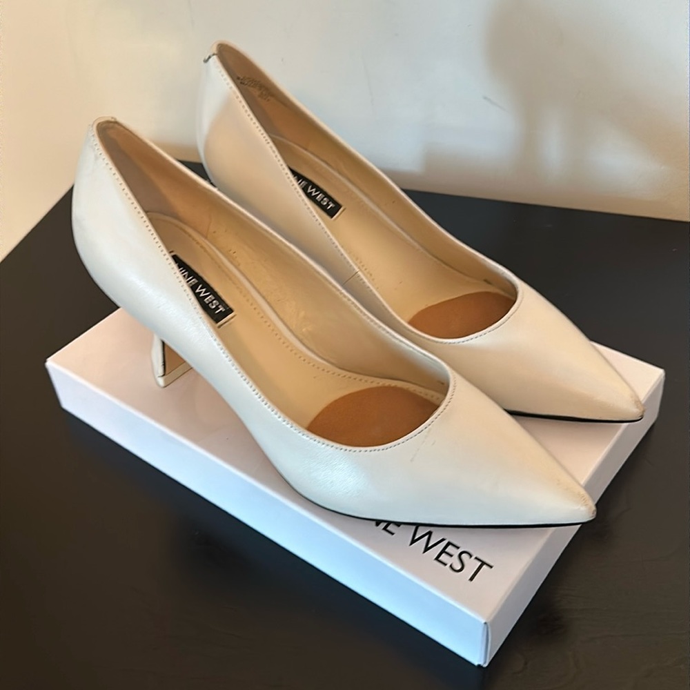 Nine West Workin Pointed Toe cream leather pump